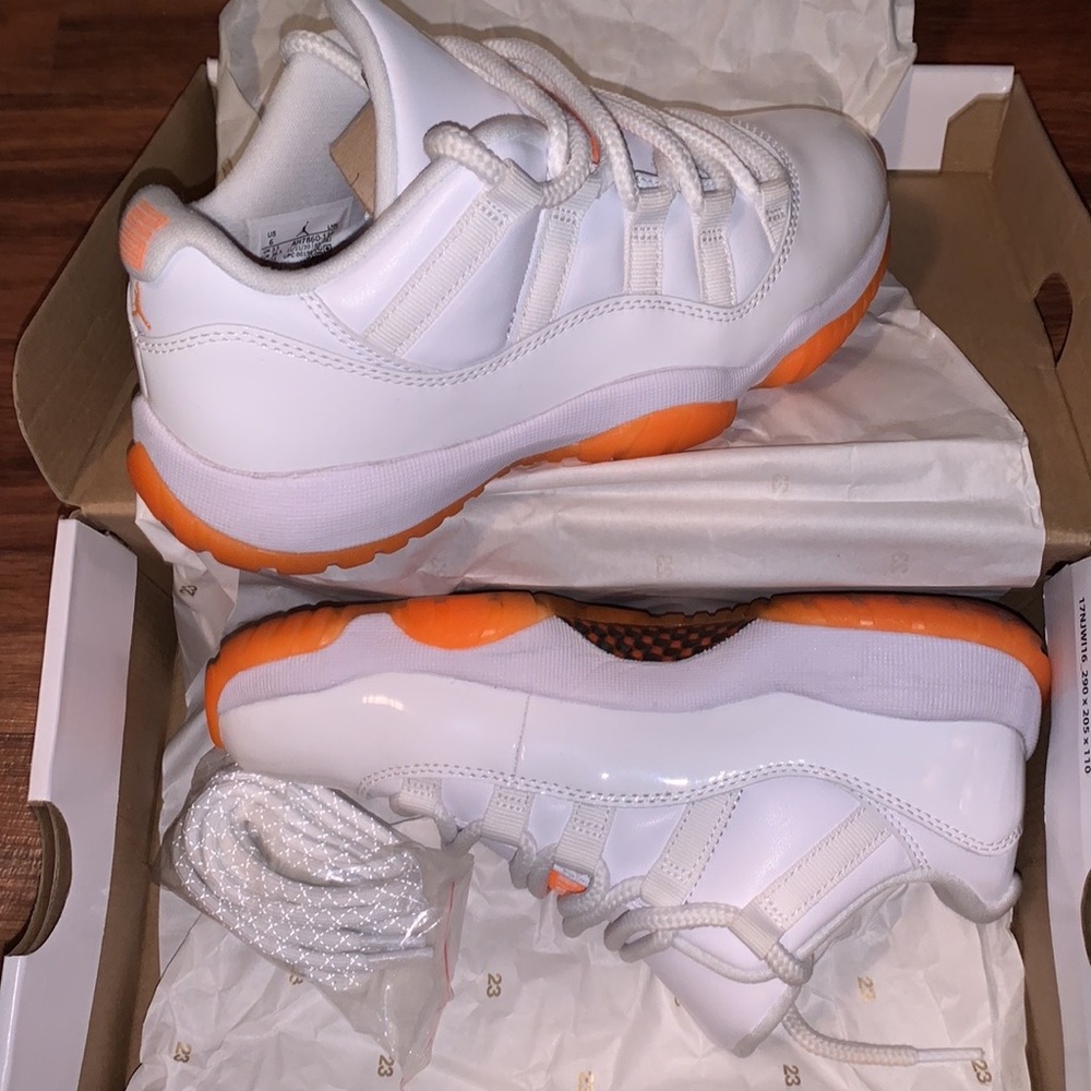 Doesn’t fit size 4.5Y Jordan 11 Retro Low